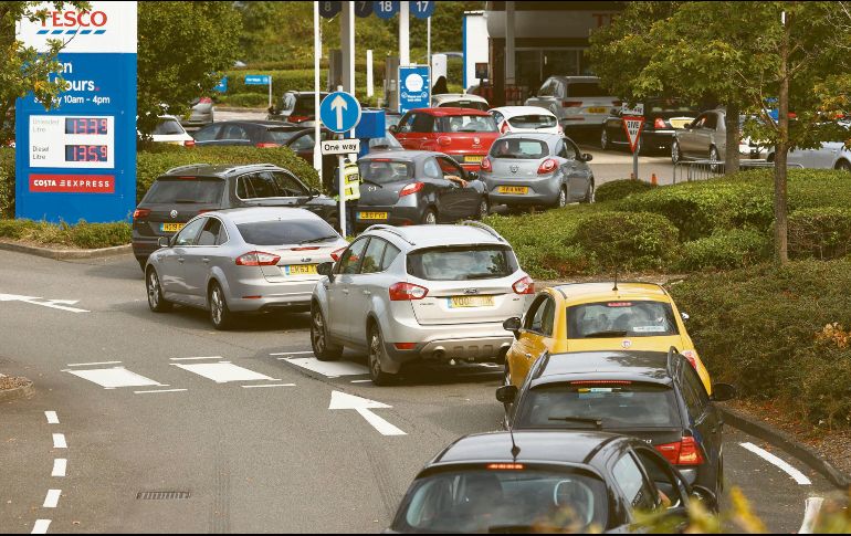 Caos. La falta de transportistas en el Reino Unido ha causado desabasto de algunos productos; ahora repercutió en estaciones de servicio. AFP