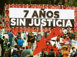 RECLAMO. Al grito de “¡porque vivos se los llevaron, vivos los queremos!”, la marcha por los siete años de la desaparición de los 43 normalistas de Ayotzinapa entró al Zócalo de la Ciudad de México (CDMX). Dos horas después de que los padres de los estudiantes salieron del Ángel de la Independencia, llegaron a la plancha capitalina seguidos de unas dos mil 500 personas, quienes realizaron un mitin para exigir a las autoridades federales la aparición de sus hijos y castigo para los culpables. AFP