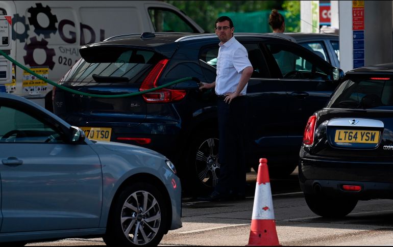Multitud de ciudadanos se han precipitado hacia las gasolineras, al ver que en las tiendas también escasean los productos agroalimentarios. EFE / N. Hall
