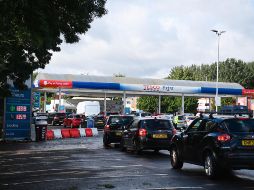 En los últimos días, pese a los intentos del gobierno de tranquilizar a la población, multitud de ciudadanos se han precipitado hacia las gasolineras, temerosos por si el carburante se agota. EFE / N. Hall