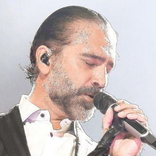 Alejandro Fernández rompe en llanto por su papá en pleno concierto