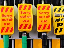 Letreros en una gasolinera indican que se acabó el combustible, luego de compras de pánico de gasolina en Birkenhead, Inglaterra. AFP/P. Ellis