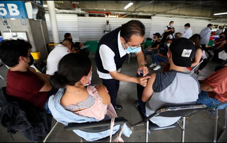 La distribución por sexo en los casos confirmados muestra un predominio en mujeres, y la mediana de edad en general es de 39 años. EFE/S. Gutiérrez