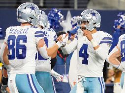 Lucen. Dak Prescott (#4) lanzó tres pases de anotación en su regreso al AT&T Stadium, dos de ellos con Dalton Schultz (#86), en la paliza de los Cowboys ante sus rivales divisionales. AFP