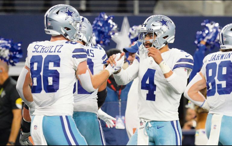 Lucen. Dak Prescott (#4) lanzó tres pases de anotación en su regreso al AT&T Stadium, dos de ellos con Dalton Schultz (#86), en la paliza de los Cowboys ante sus rivales divisionales. AFP