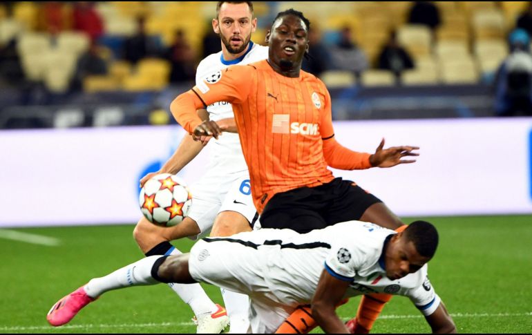 La preocupación en el campo fue evidente tanto en los compañeros de Traoré -muchos de ellos se llevaron las manos a la cabeza- como en los jugadores del Inter. AFP / S. Supinsky