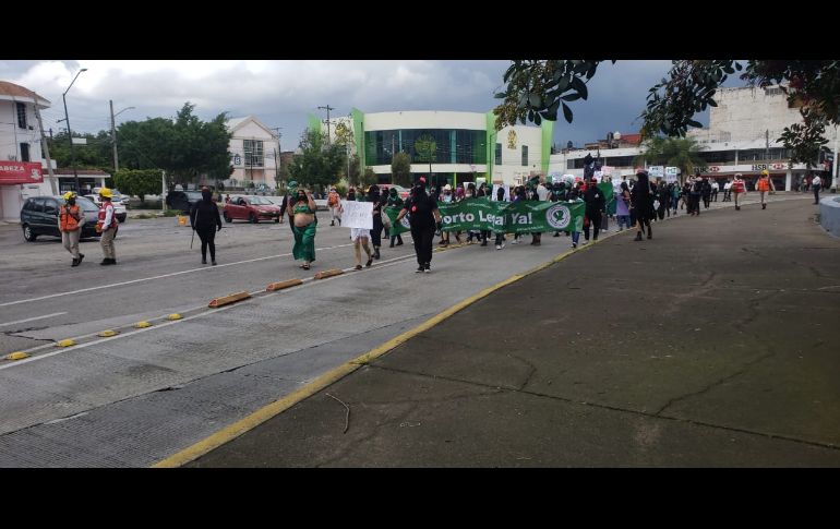 Unas 300 personas iniciaron la manifestación desde el Monumento a la Madre y avanzaron por Calzada Independencia. ESPECIAL