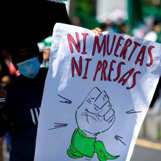 Cientos de mujeres se manifiestan en CDMX a favor de la despenalización del aborto