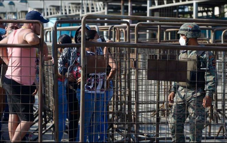 Familiares de presos piden información en la entrada del Centro de Privación de Libertad Número 1, tras reportarse el motín. EFE/M. Pin
