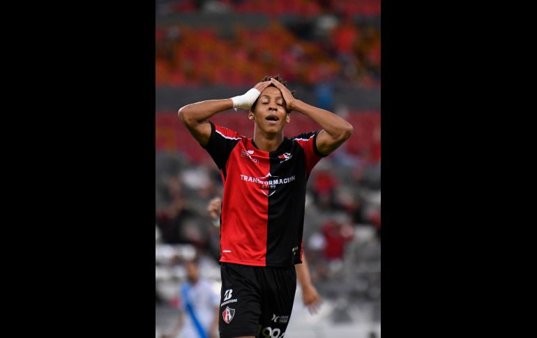 EL MÁS PELIGROSO. Ozziel Herrera fue quien más lo intentó, incluso el penal se lo hicieron a él y cuando mejor jugaba, lo sacaron del campo. IMAGO7