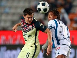 Empate. Madrigal e Ibarra peleando por los aires el esférico. EFE