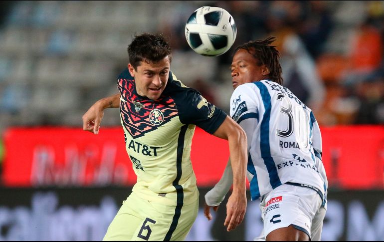 Empate. Madrigal e Ibarra peleando por los aires el esférico. EFE