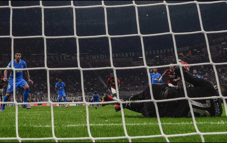 Agonizando. El gol vía penal de Suárez le dio los tres puntos de visita al Atlético de Madrid. AFP