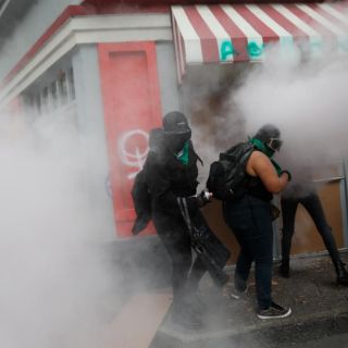 AMLO condena actos violentos durante marcha en favor del aborto