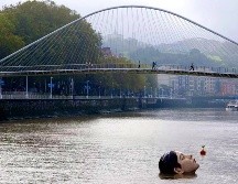 Escultura tapatía de niña gigante se hunde en la costa de Bilbao