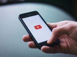 Ya no solamente estará prohibido difundir en YouTube noticias anti-vacuna COVID-19. PEXELS