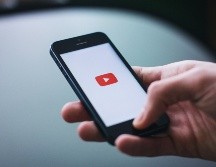 Ya no solamente estará prohibido difundir en YouTube noticias anti-vacuna COVID-19. PEXELS