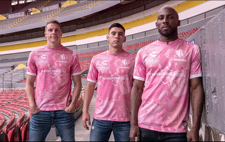 CON CAUSA. En el mes de la lucha contra el cáncer de mama, el Atlas presentó su nueva indumentaria.  ESPECIAL