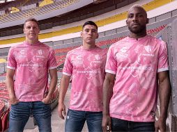 CON CAUSA. En el mes de la lucha contra el cáncer de mama, el Atlas presentó su nueva indumentaria.  ESPECIAL