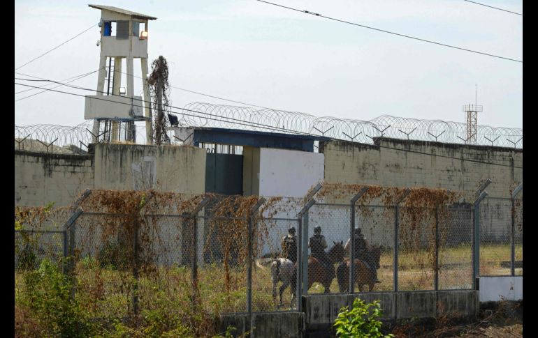 Policías vigilan hoy en la cárcel. AFP/F. Méndez