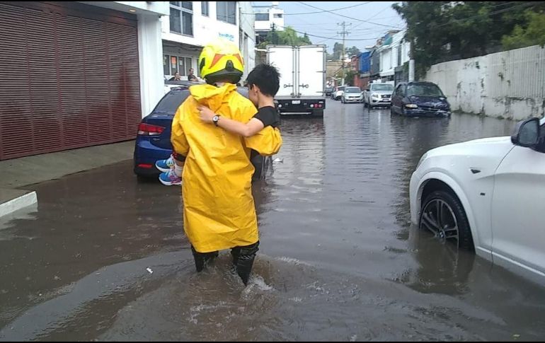 Las personas rescatadas del auto varado se reportan bien de salud. TWITTER/@UMPCyBZ