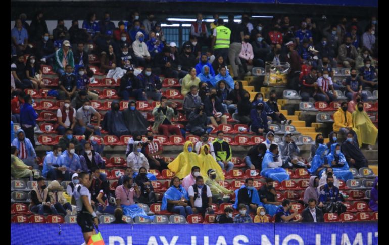 AGUANTARON. Pese a la lluvia, la gente no abandonó el Estadio. IMAGO7