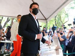 Acompañado por su esposa Mariana Rodríguez, el gobernador electo comentó que haría la donación de su sueldo en un evento para la rehabilitación de la escuela Himno Nacional . SUN / ARCHIVO