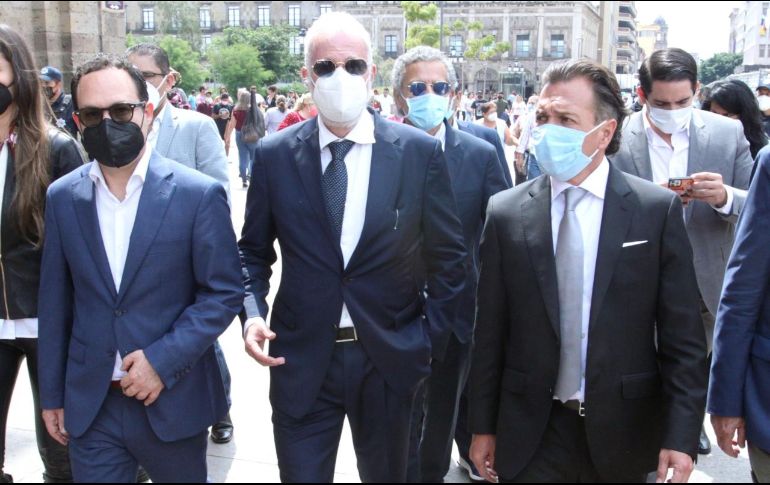 Pablo Lemus y Raúl Padilla se detuvieron breves instantes a escuchar a los manifestantes que protestaban en contra de Iconia. EL INFORMADOR/A. Camacho