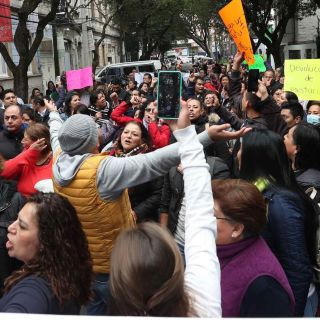 Integrantes del programa Cátedras se manifiestan frente al Conacyt