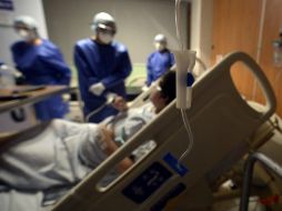 El costo promedio en atención médica por COVID-19 alcanzó prácticamente el medio millón de pesos. AFP/ARCHIVO