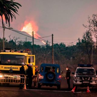 VIRAL: Reportero toca la lava de volcán en La Palma y se quema