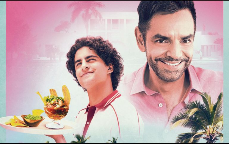 Eugenio Derbez y Enrique Arrizon en la imagen promocional de la serie “Acapulco”. ESPECIAL/Apple TV+