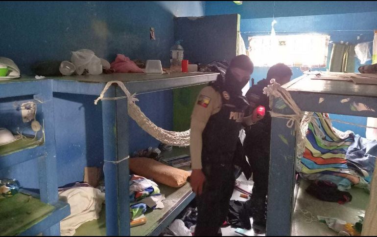 Investigan. Elementos policiales recaban evidencia para deslindar responsabilidades. XINHUA/Policía Nacional de Ecuador