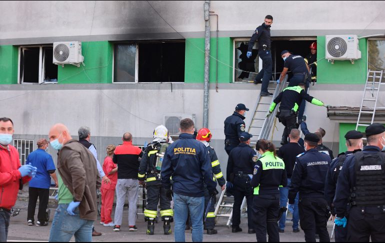 Los bomberos extinguieron las llamas a media mañana, pero seguían sin conocerse sus causas. EFE / COSTIN DINCA