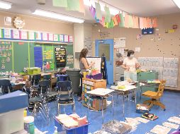 Según las autoridades, las personas que no se han vacunado, no perderán, de momento, su trabajo, pero no se reincorporarán hasta que estén inmunizados y no cobrarán por los días no trabajados. AFP / ARCHIVO