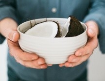 El agua de coco es una bebida perfecta para evitar la deshidratación en momentos de exposición al sol. UNSPLASH/ GILLES LAMBERT