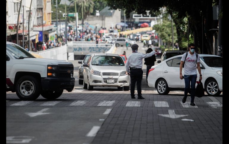 Alrededor de las 14:00 horas llegaron los pepenadores al primer cuadro de la ciudad. Uno de los camiones recolectores bloqueó la vialidad. EL INFORMADOR/ G. Gallo