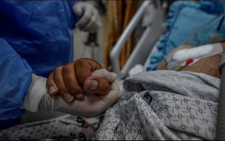 A nivel nacional, el número de personas que están hospitalizadas con COVID-19 ha disminuido a aproximadamente 75 mil. EFE/M. Saber