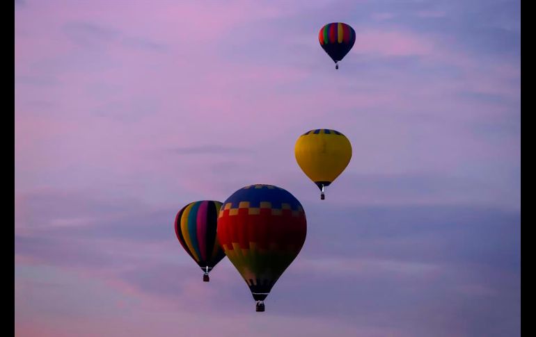 El colorido espectáculo ofreció a los asistentes al Festival del Globo, en Atlixco, un amanecer de ensueño, colorido y emocionante. EFE/H. Ríos