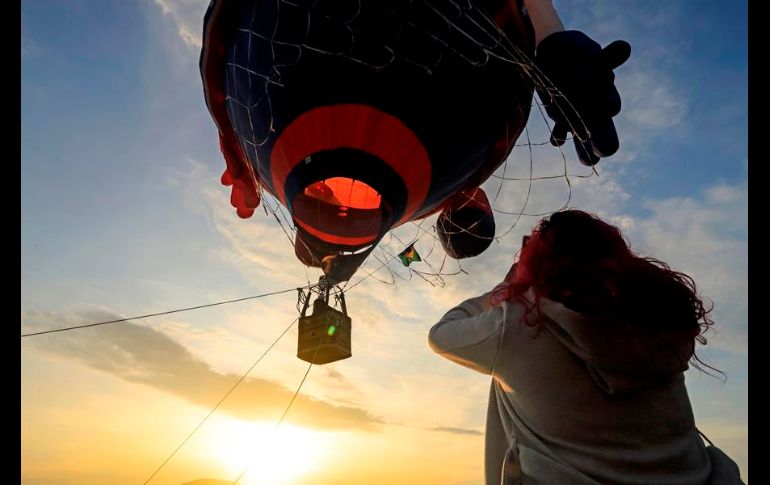 El colorido espectáculo ofreció a los asistentes al Festival del Globo, en Atlixco, un amanecer de ensueño, colorido y emocionante. EFE/H. Ríos
