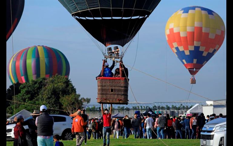 El colorido espectáculo ofreció a los asistentes al Festival del Globo, en Atlixco, un amanecer de ensueño, colorido y emocionante. EFE/H. Ríos