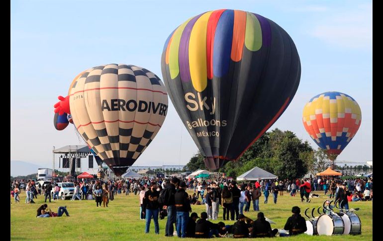 El colorido espectáculo ofreció a los asistentes al Festival del Globo, en Atlixco, un amanecer de ensueño, colorido y emocionante. EFE/H. Ríos