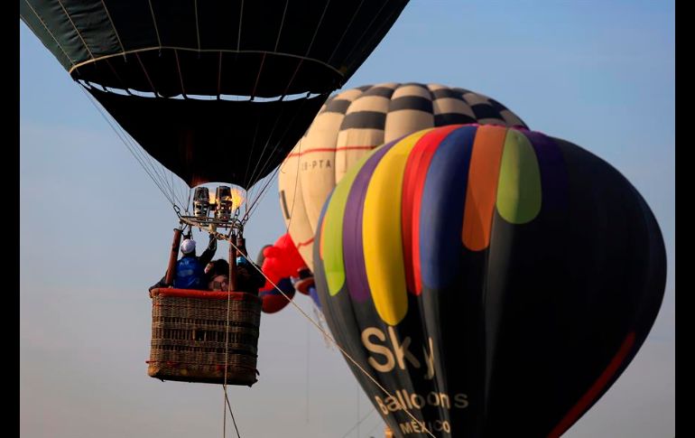 El colorido espectáculo ofreció a los asistentes al Festival del Globo, en Atlixco, un amanecer de ensueño, colorido y emocionante. EFE/H. Ríos
