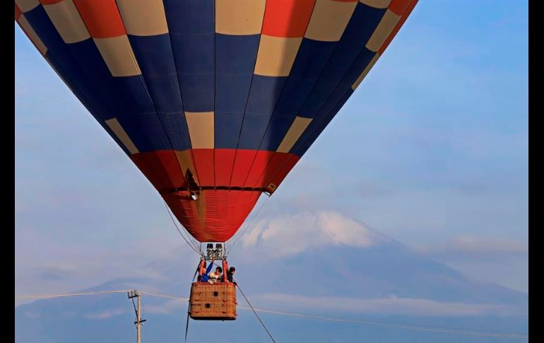 El colorido espectáculo ofreció a los asistentes al Festival del Globo, en Atlixco, un amanecer de ensueño, colorido y emocionante. EFE/H. Ríos