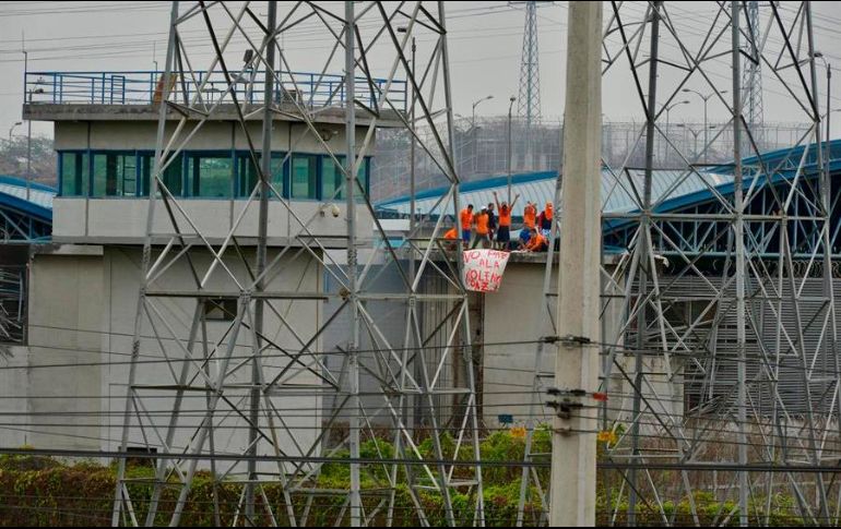 Presos muestran sábanas con mensajes en las azoteas del Centro de Privación de la Libertad Zonal 8, en Guayaquil. EFE/M. Pin