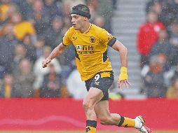 Clave. El delantero mexicano no sólo hace goles, sino también los produce en el Estadio Molineux. Xinhua