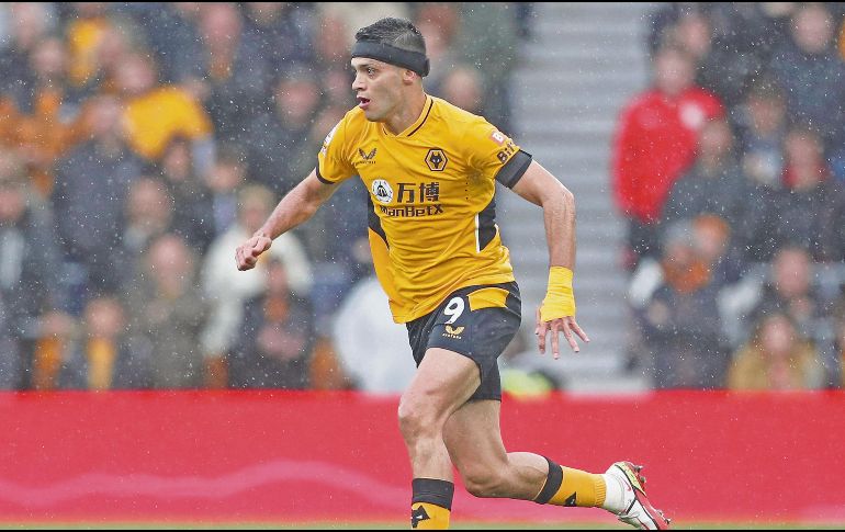 Clave. El delantero mexicano no sólo hace goles, sino también los produce en el Estadio Molineux. Xinhua