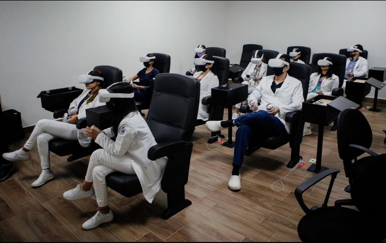 Los estudiantes usan visores para seguir las indicaciones de los profesores y no distraerse. EL INFORMADOR/G. Gallo