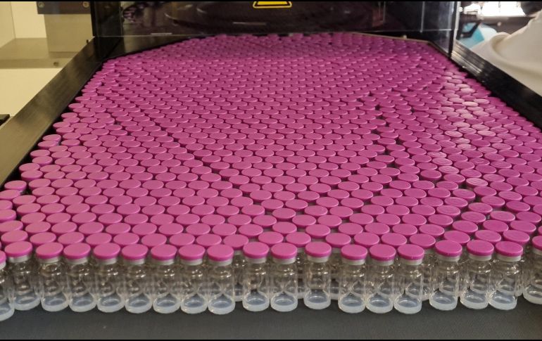 Se trata de la entrega número 40 que llega a Jalisco con 214 mil 800 dosis del laboratorio AstraZeneca, 77 mil 220 de la farmacéutica Pfizer y 222 mil 280 de CanSino. AFP / ARCHIVO