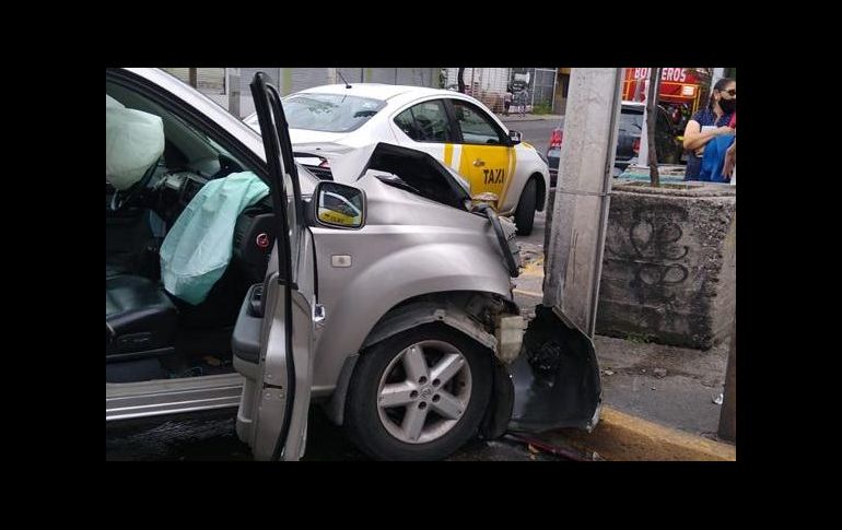 Al parecer, el percance se ocasionó porque alguno de los dos automotores se pasó la luz del semáforo cuando estaba en rojo. CORTESÍA/BOMBEROS DE GUADALAJARA